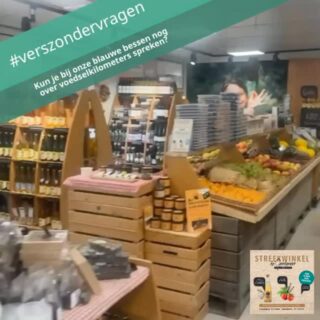Nu nog buitenlandse blauwe bessen voor de hoofdprijs? Het gebeurt helaas meer dan we willen. Wij plukken nu al ruim 2 maanden onze eigen bessen in de kas, de telers in de omgeving zijn in volle productie! Wat is er lekkerder dan lokaal vers fruit?
Zijn onze bessen biologisch?
We kweken ze in de vollegrond, gebruiken géén middelen (dus ook geen biologische) en plukken ze dagvers. En nee we hebben geen biocertificaat. O ja en de bessen die overblijven zitten morgen in de vers gebakken vlaai! Verder nog vragen?
#verszondervragen